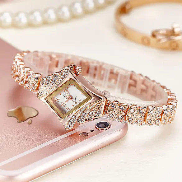 Fashion Quartz Watch with Bracelet for Women