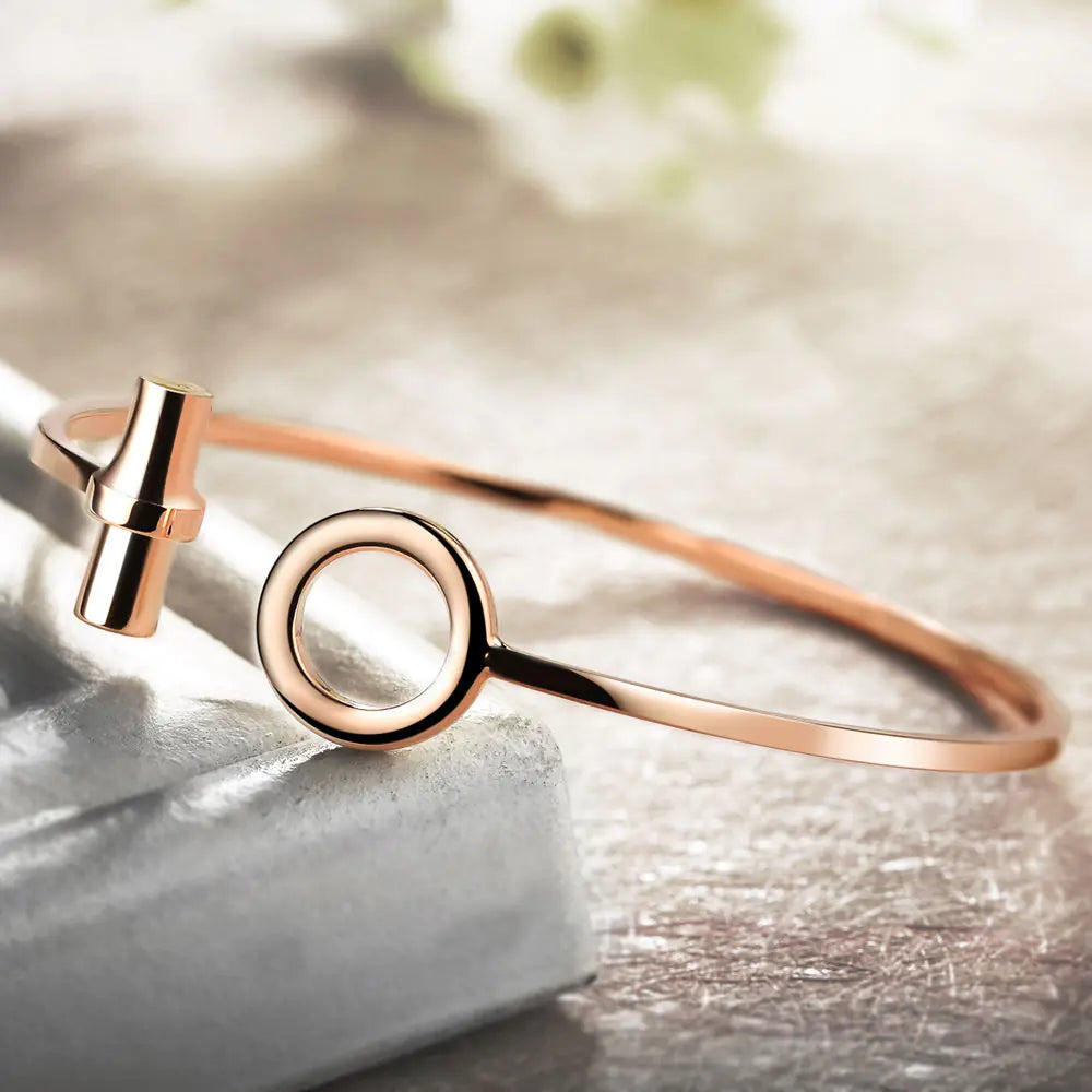 Fashion Quartz Watch with Alloy Bracelet in Gold