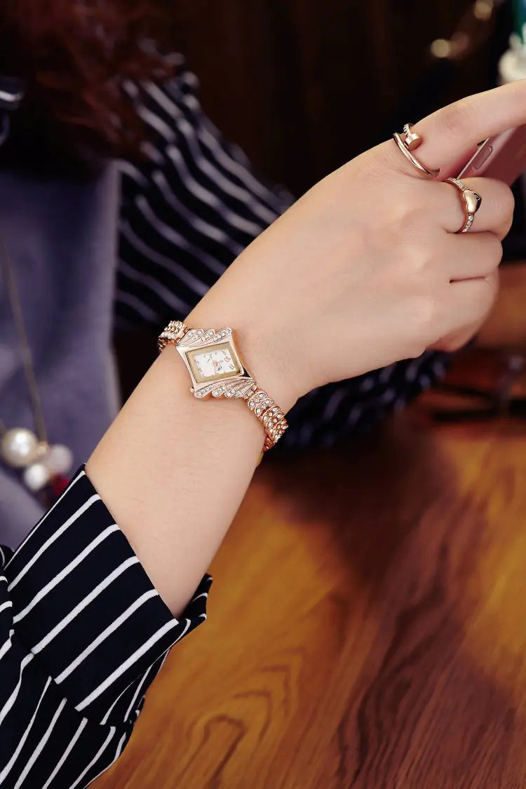 Fashion Quartz Watch with Bracelet for Women