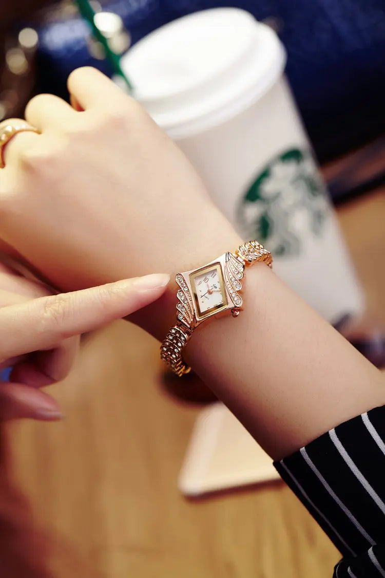 Fashion Quartz Watch with Bracelet for Women