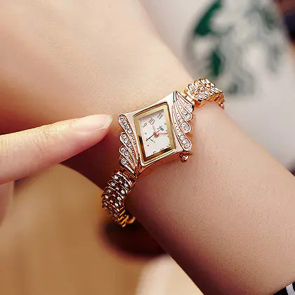 Fashion Quartz Watch with Bracelet for Women