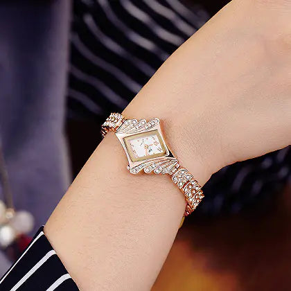 Fashion Quartz Watch with Bracelet for Women