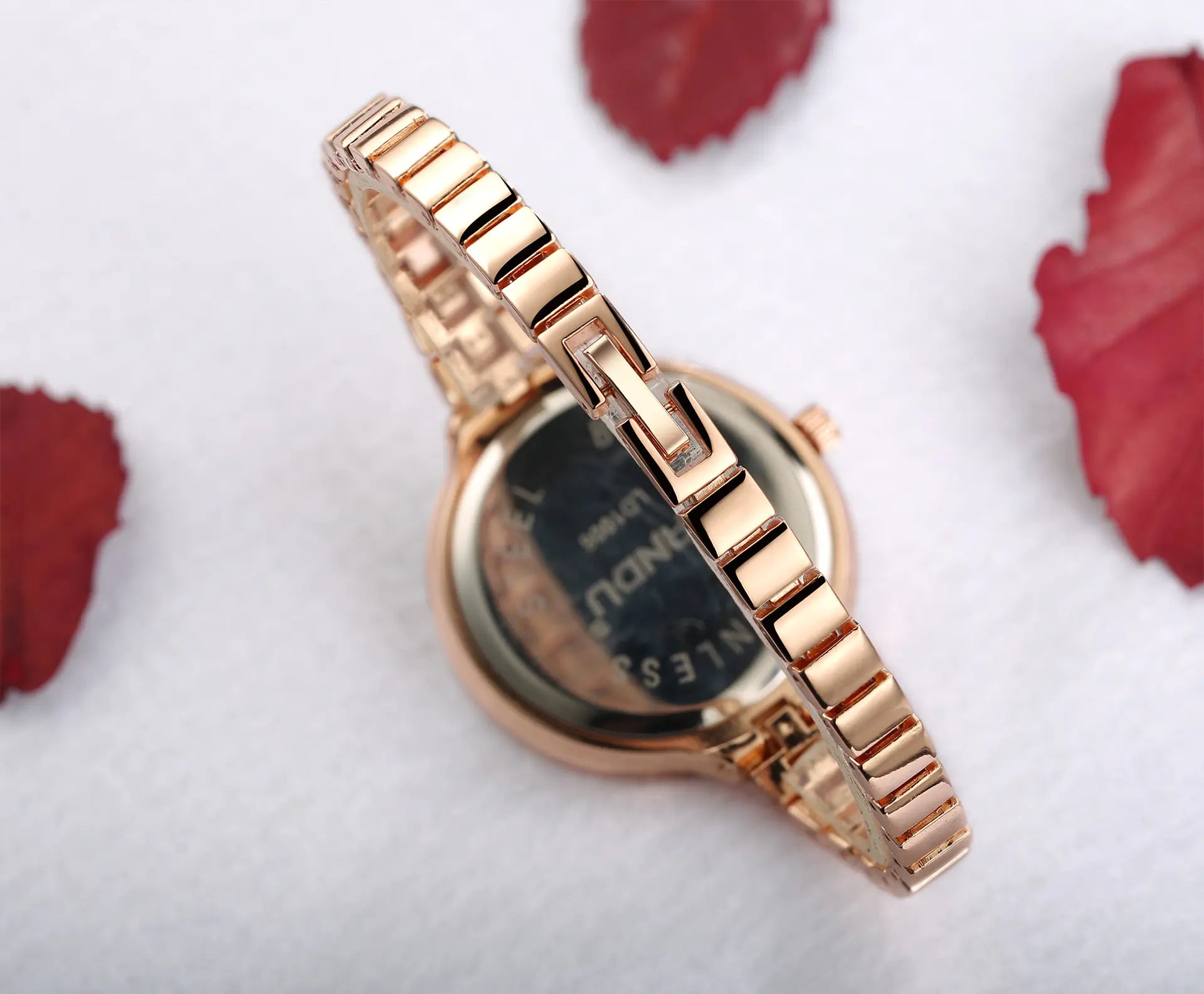 Fashion Quartz Watch with Alloy Bracelet in Gold