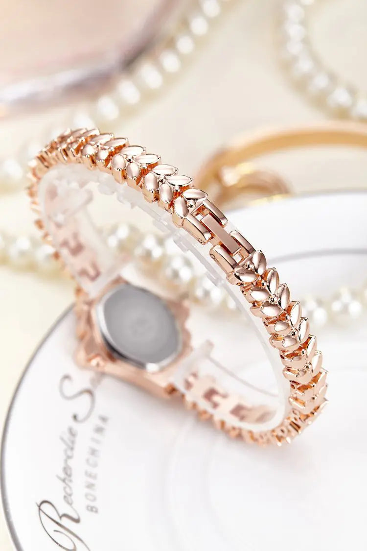 Fashion Quartz Watch with Bracelet for Women