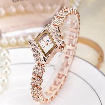 Fashion Quartz Watch with Bracelet for Women