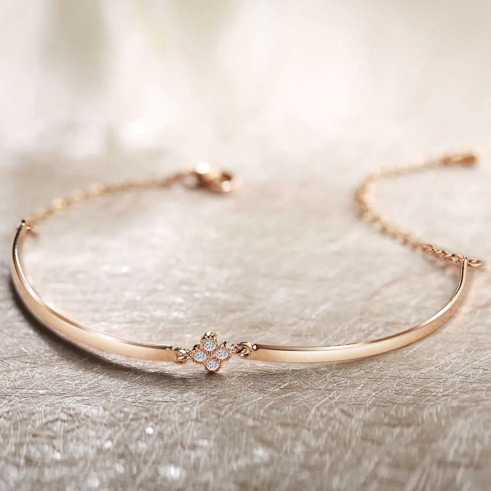 Fashion Quartz Watch with Alloy Bracelet in Gold